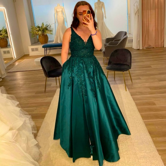 Emerald Green Ellie Wilde Graduation Gown - Picture 2 of 3